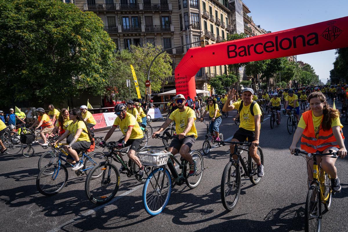 Nueva edición de la Festa de la Bici y la Bicicletada en Barcelona, con el paseo de Lluís Companys convertido, un año más, en punto de encuentro para familias y aficionados al mundo del ciclismo de todas las edades. Un evento que este año ha atraído a cientos de personas y que ha contado con un aliciente añadido: la cuenta atrás hacia la salida del Tour de Francia 2026 desde la capital catalana. Nueva edición de la Festa de la Bici y la Bicicletada en Barcelona, con el paseo de Lluís Companys convertido, un año más, en punto de encuentro para familias y aficionados al mundo del ciclismo de todas las edades. Un evento que este año ha atraído a cientos de personas y que ha contado con un aliciente añadido: la cuenta atrás hacia la salida del Tour de Francia 2026 desde la capital catalana.