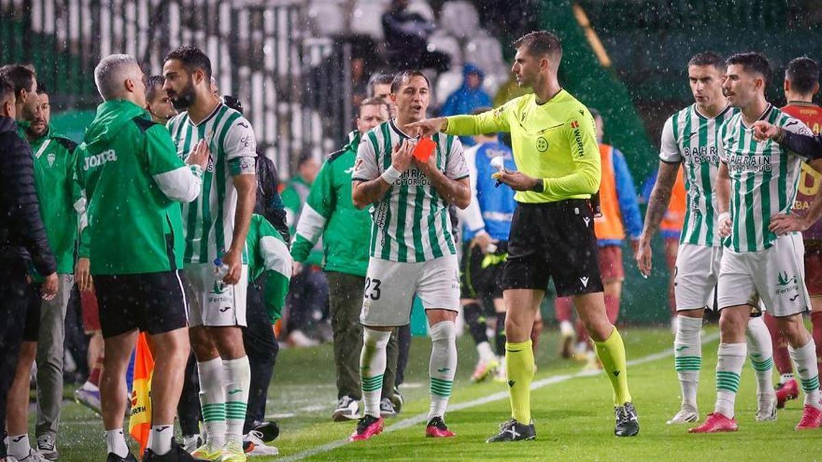 Moreno Aragón muestra la tarjeta roja directa a Rubén Alves en el Córdoba CF-Deportivo.