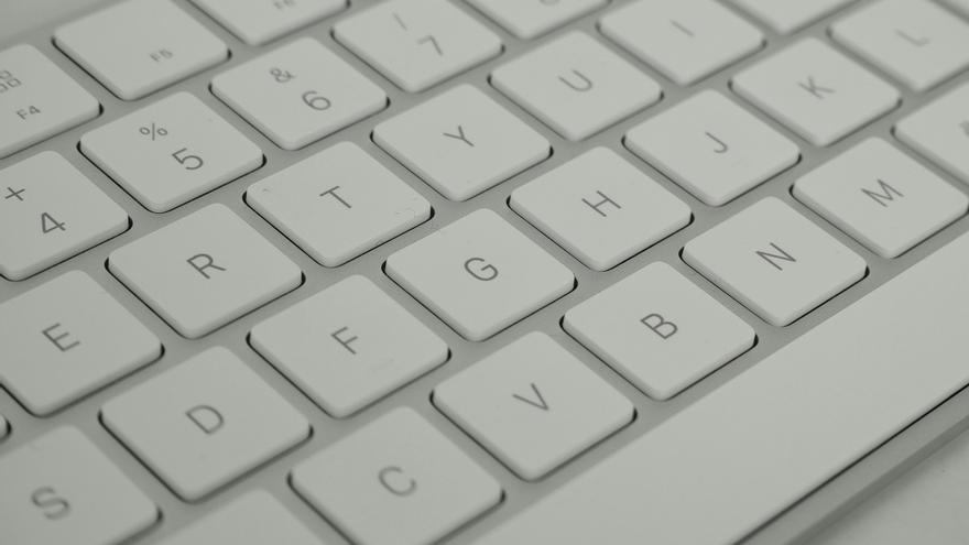 ¿Qué significa mirar entre las letras del teclado?