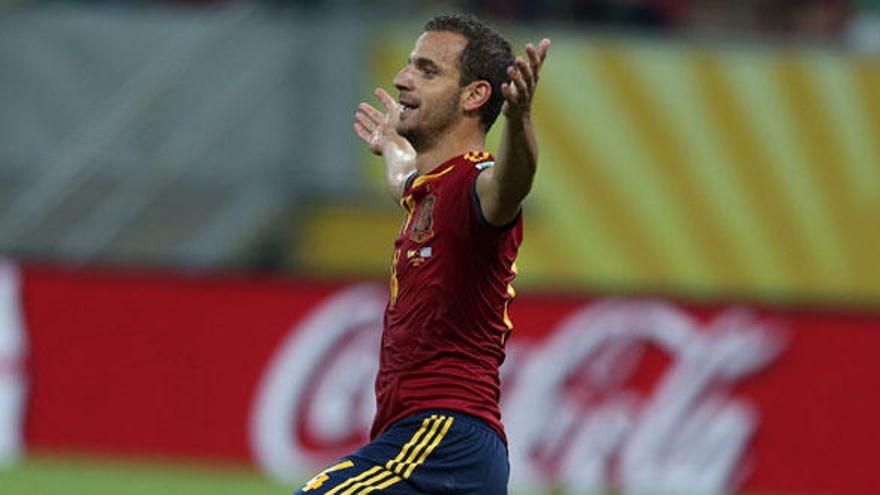 Roberto Soldado celebra su gol a Uruguay.