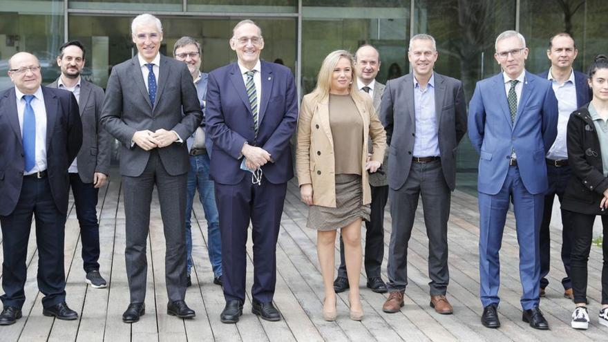 Foto de familia de los participantes en el encuentro celebrado ayer. | // R. GROBAS