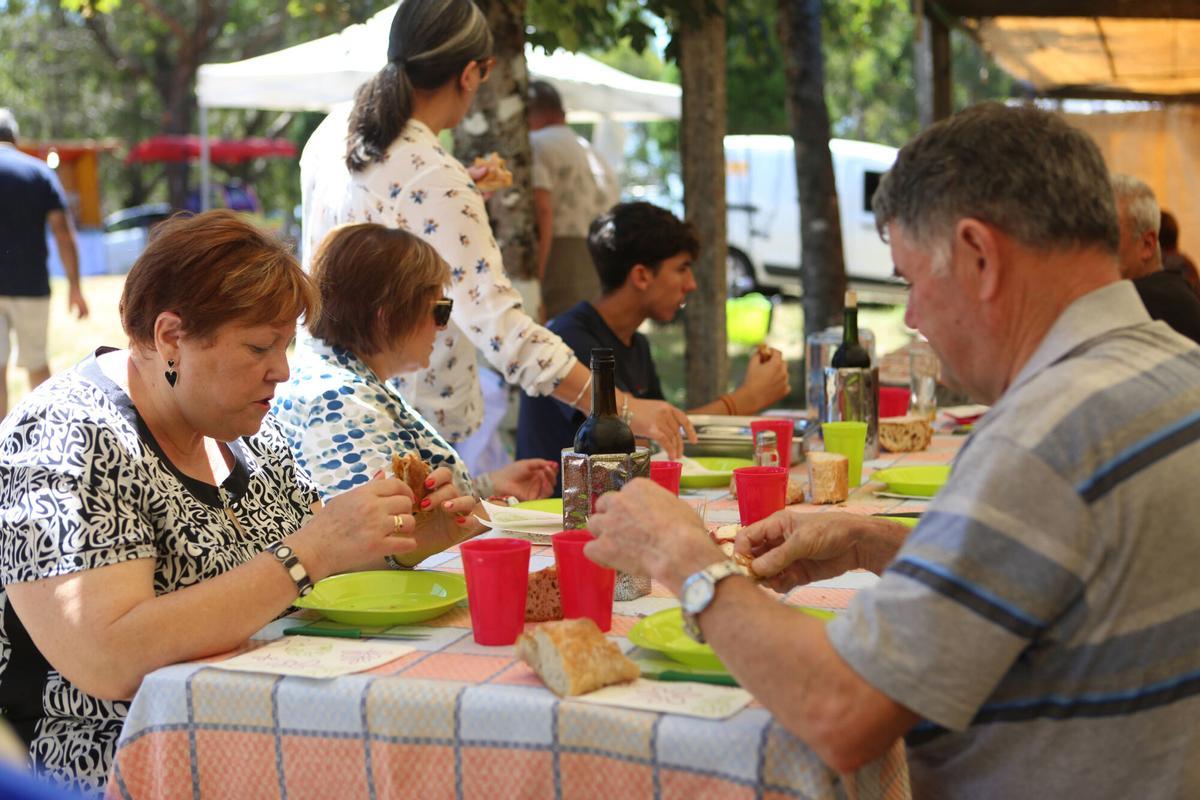 Una de las familias que acudió a la comida campestre.