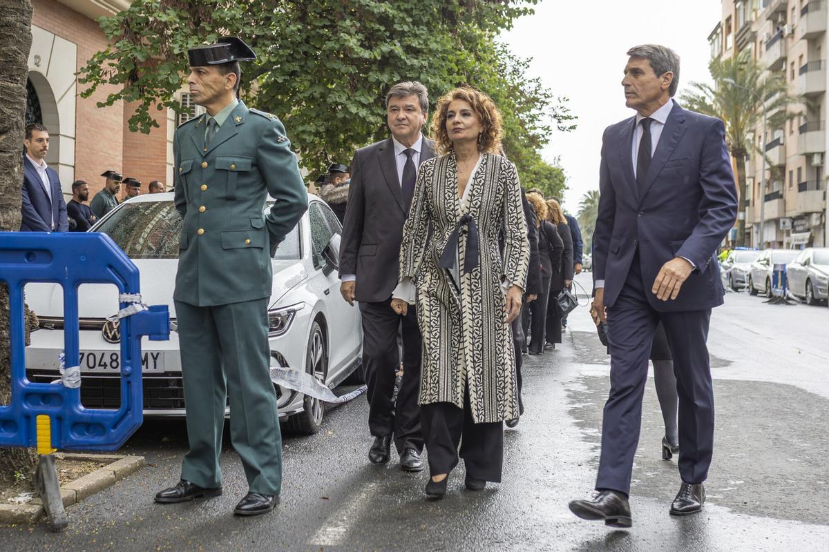 La candidata del PSOE a la Junta de Andalucía, María Jesús Montero (2d), asiste a la capilla ardiente de los agentes fallecidos .
