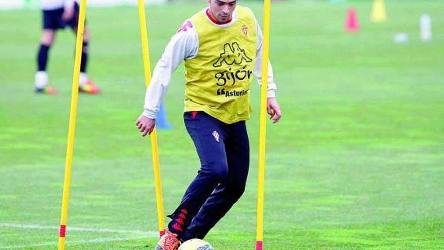 De las Cuevas realiza un ejercicio con balón durante un entrenamiento con el Sporting.