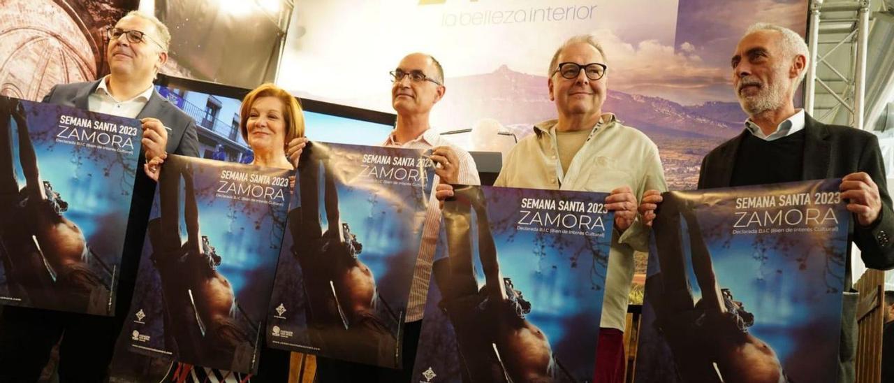 Los representantes zamoranos, con el cartel de Semana Santa. |