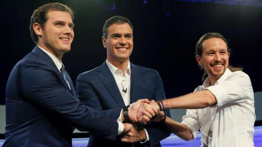 Albert Rivera, Pedro Sánchez y Pablo Iglesias, anoche en un debate previo al inicio de la campaña electoral. // El País