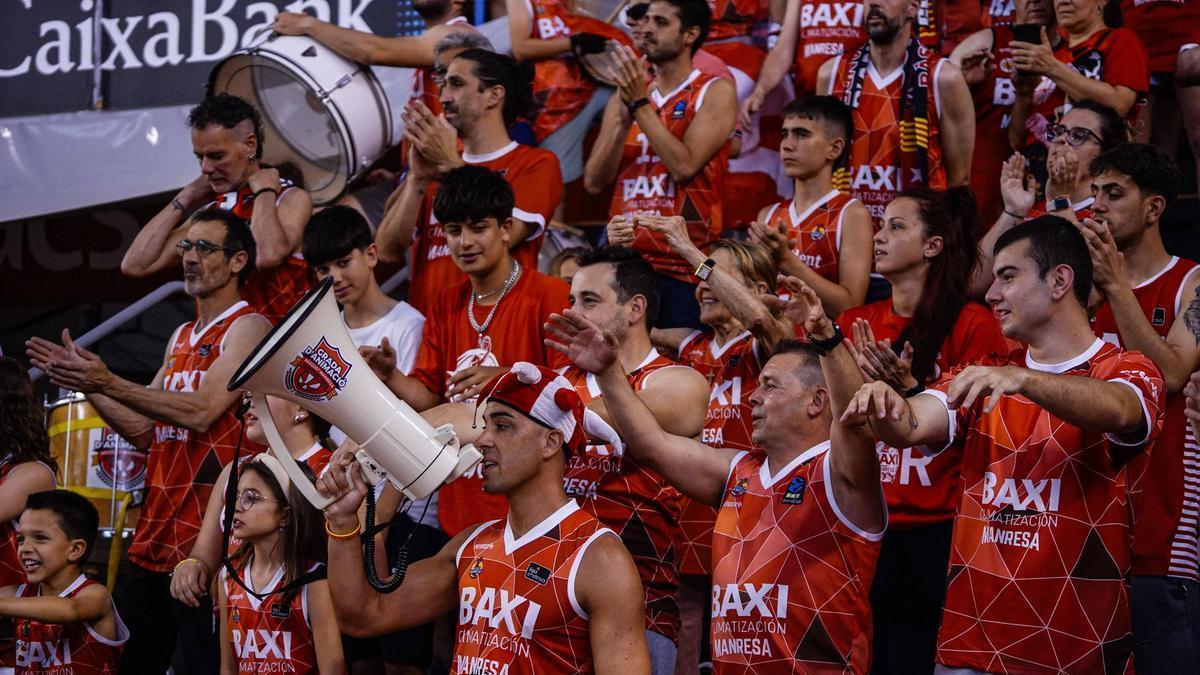Seguidors del Kids&amp;Us Manresa animant en el darrer partit de la temporada 2025-26