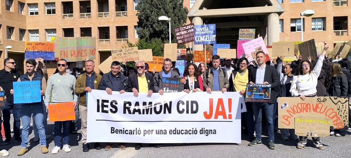 Foto de la concentración ante la sede de la Conselleria de Educación en València.