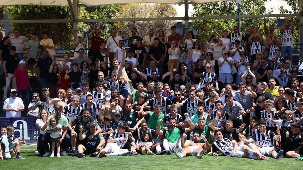 El Castellonense, que estuvo arropado por sus seguidores en La Nucia, celebra la clasificación.