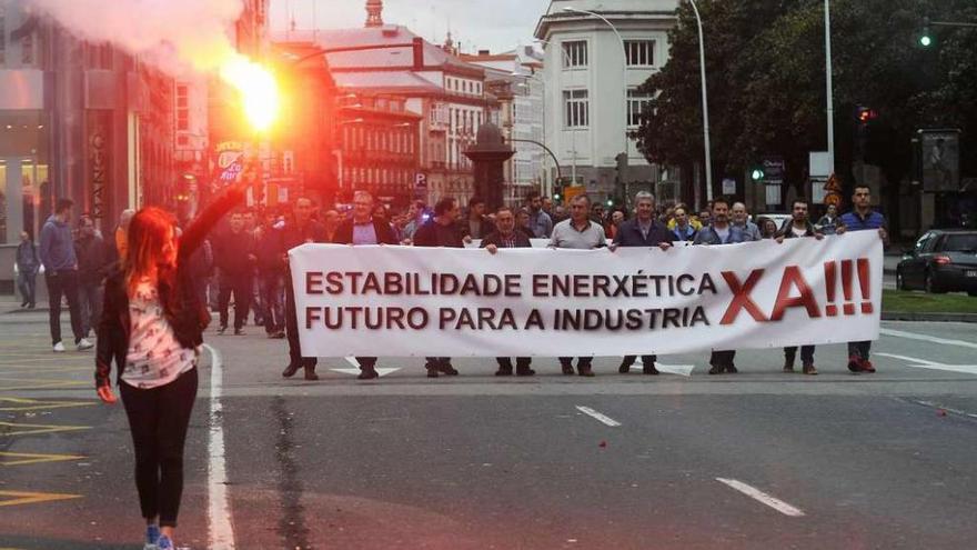 Protesta de los trabajadores de Alcoa por las calles de A Coruña.