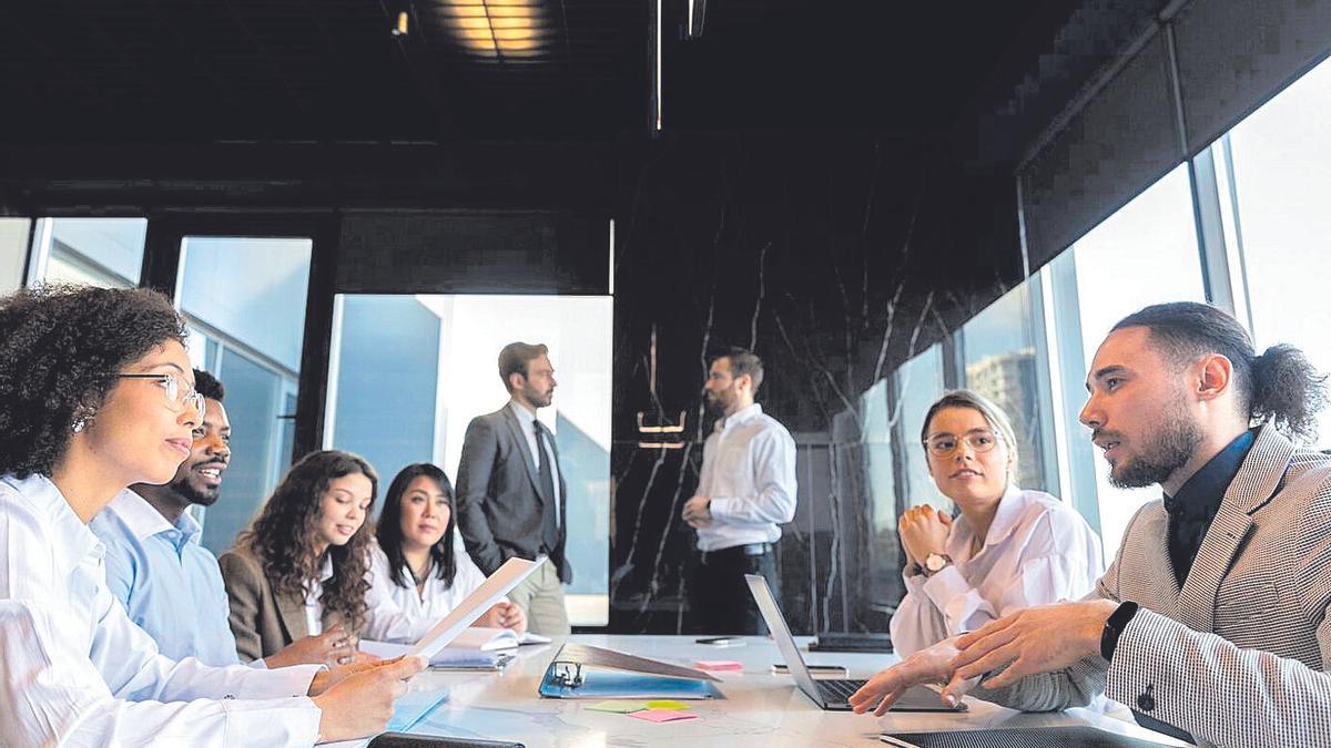 Varios miembros de una empresa en una reunión.