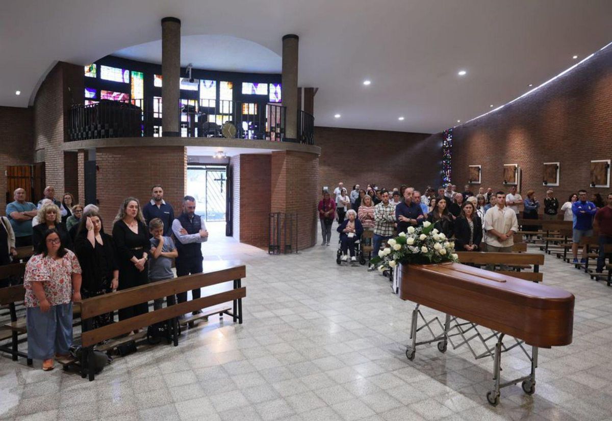 El funeral , ayer, en la iglesia de San Juan Bautista. | MARIO CANTELI