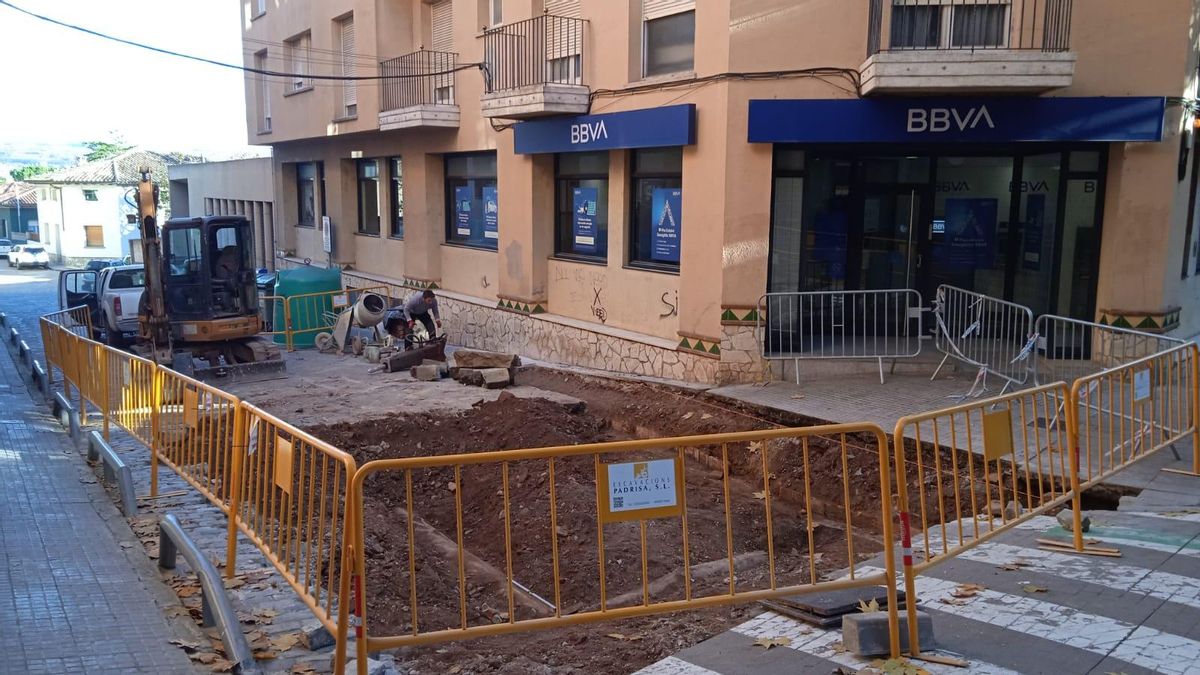 El carrer està tallat per la realització de les obres