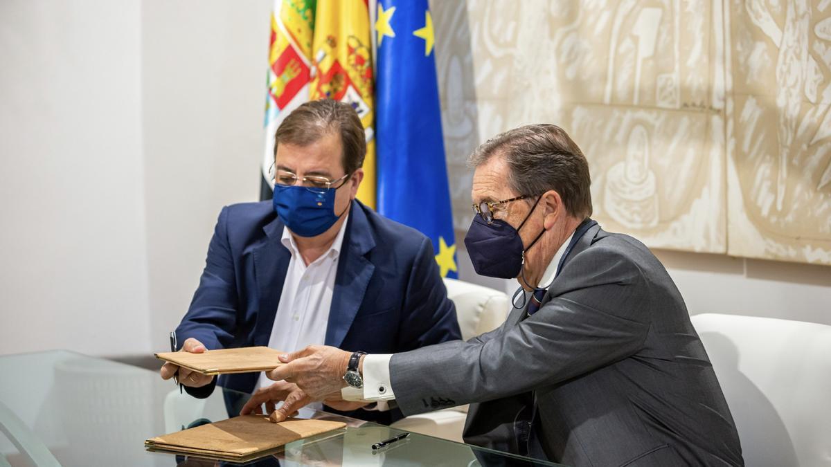 Un momento de la firma del acuerdo entre la Junta y la Caixa en Mérida.
