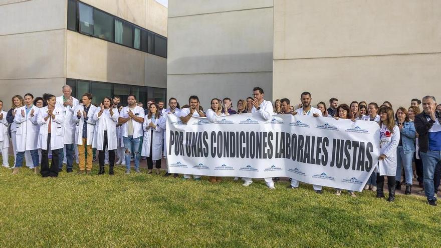 El personal laboral del Hospital de Torrevieja irá a la huelga en enero si Sanidad incumple su equiparación a los estatutarios