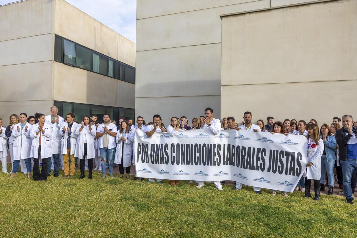 Concentración de personal laboral a las puertas del Hospital de Torrevieja este jueves