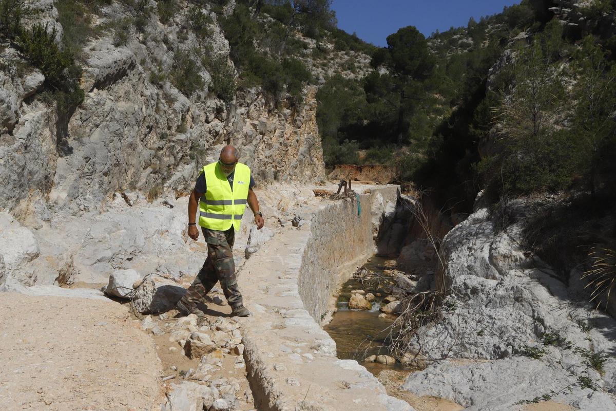 Gerardo caminando por una zona arrasada por el agua y que Tragsa trata de recuperar.
