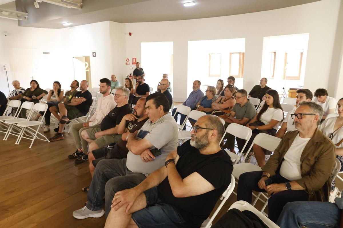 Asistentes al encuentro en la Escuela de Comercio.