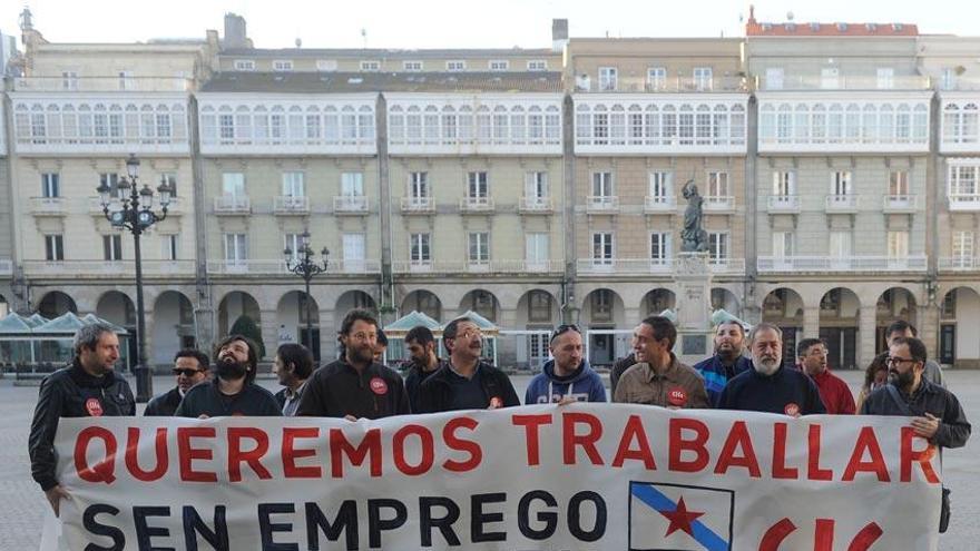 Concentración en la plaza de María Pita durante el pleno.