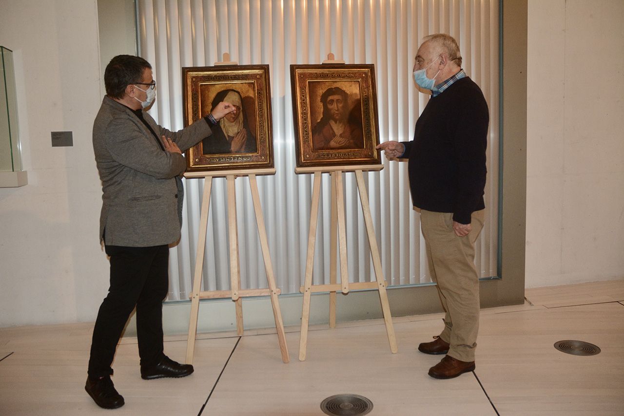 Xosé Manuel Rey, director del Museo, y César Mosquera, vicepresidente de la Diputación, con las obras que se devolverán a Polonia