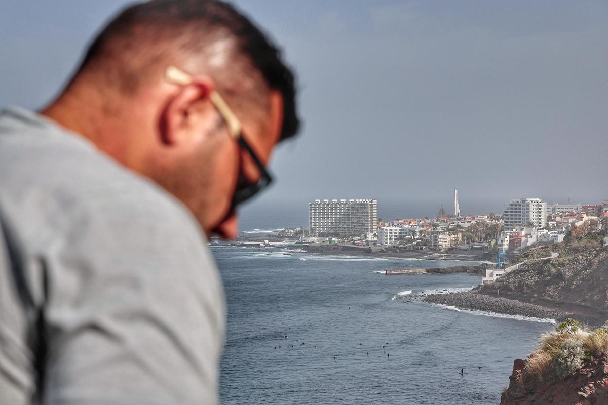 La Punta de Hidalgo bajo una capa de calima ayer.