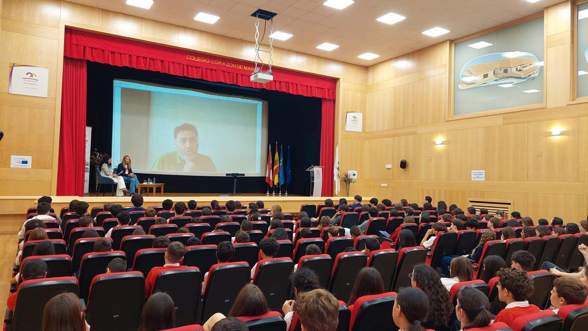 Un momento de la actividad en el salón de actos.