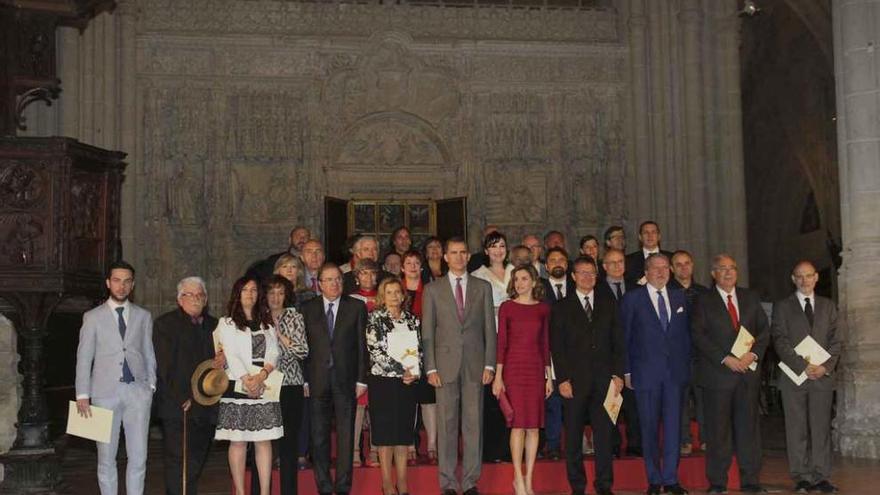Foto de familia de los reyes, las autoridades y los galardonados con los Premios Nacionales de la Cultura. Foto Ical