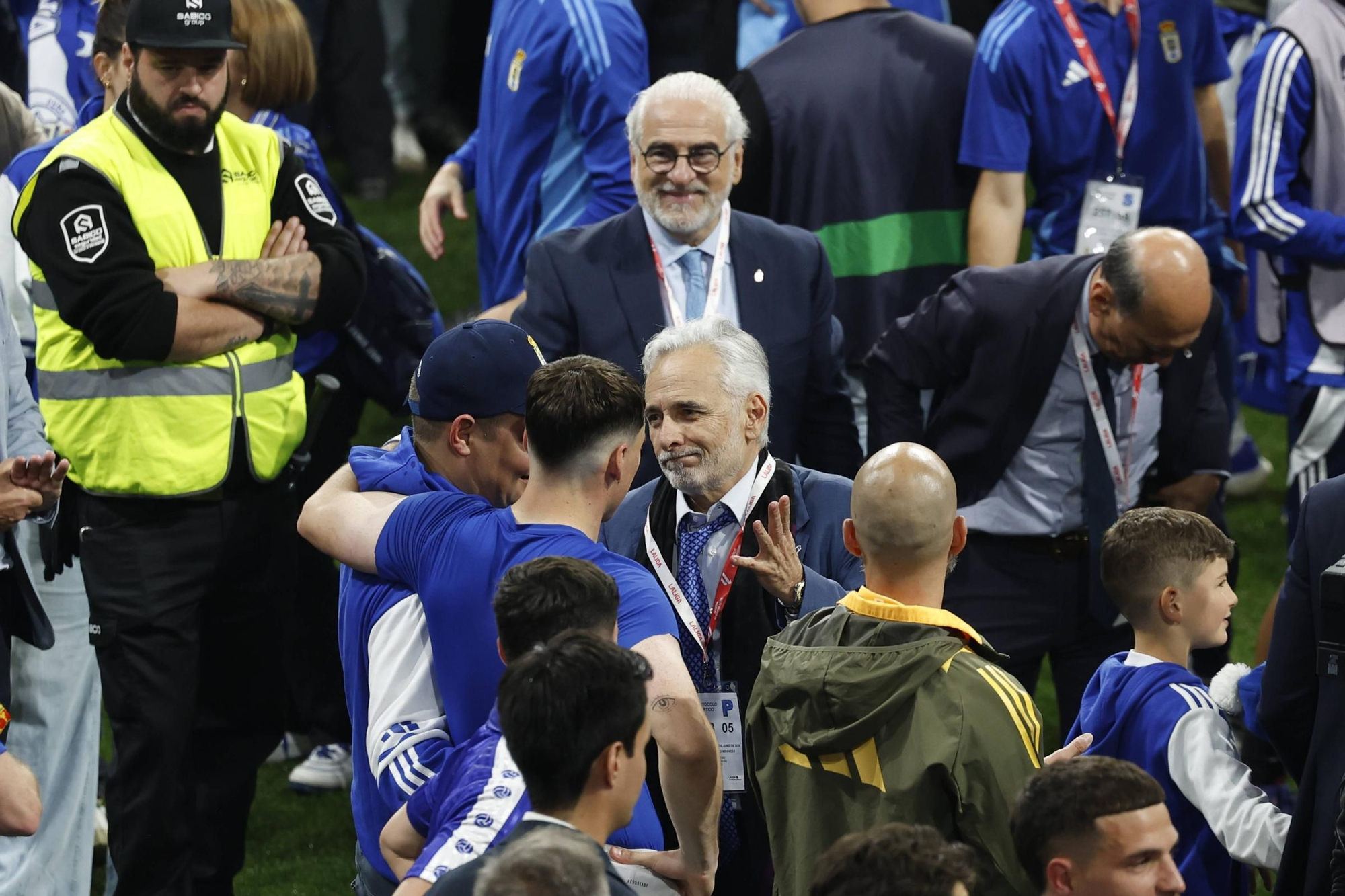 EN IMÁGENES: Así se vivió en el Carlos Tartiere la noche del ascenso del Oviedo a Primera División 24 años después