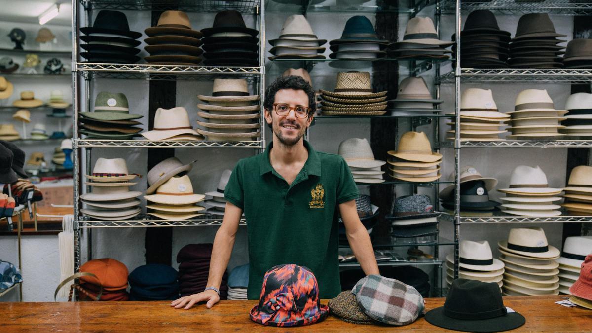 Héctor Medrano, propietario de la Sombrería Medrano, en el centro de Madrid.