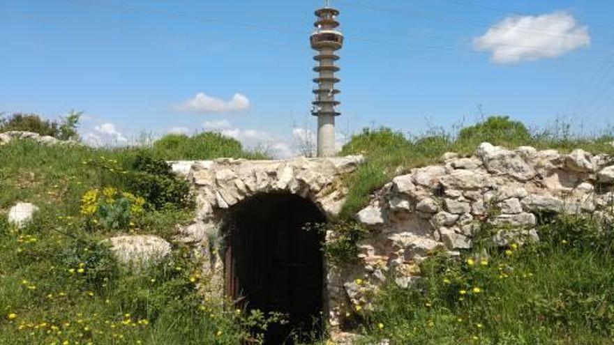 La porta d&#039;accés a la cisterna dels Caputxins, a tocar del Pirulí.