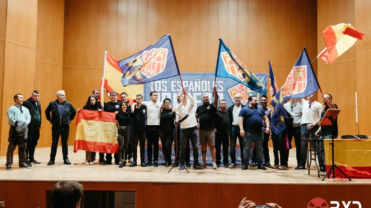 Los asistentes al mitin de Democracia Nacional en Pedralba.