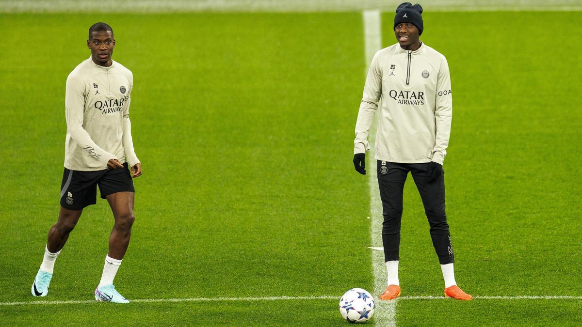 Nordi Mukiele y Randal Kolo Muani, en el entrenamiento previo al partido Borussia-Dortmund-PSG.