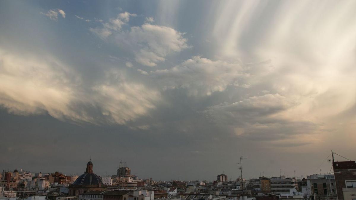 Las nubes empezaban a cubrir el cielo de València a última hora de la tarde. | MIGUEL ÁNGEL MONTESINOS