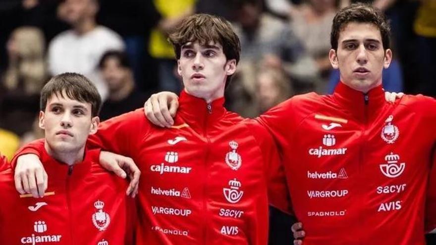 Pablo Urdangarín (Granollers), entre los azulgranas Dani Fernández e Ian Barrufet