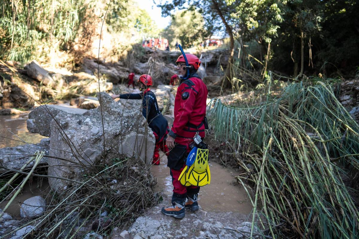 Los bomberos intensifican en Mediona la búsqueda del padre del menor hallado muerto