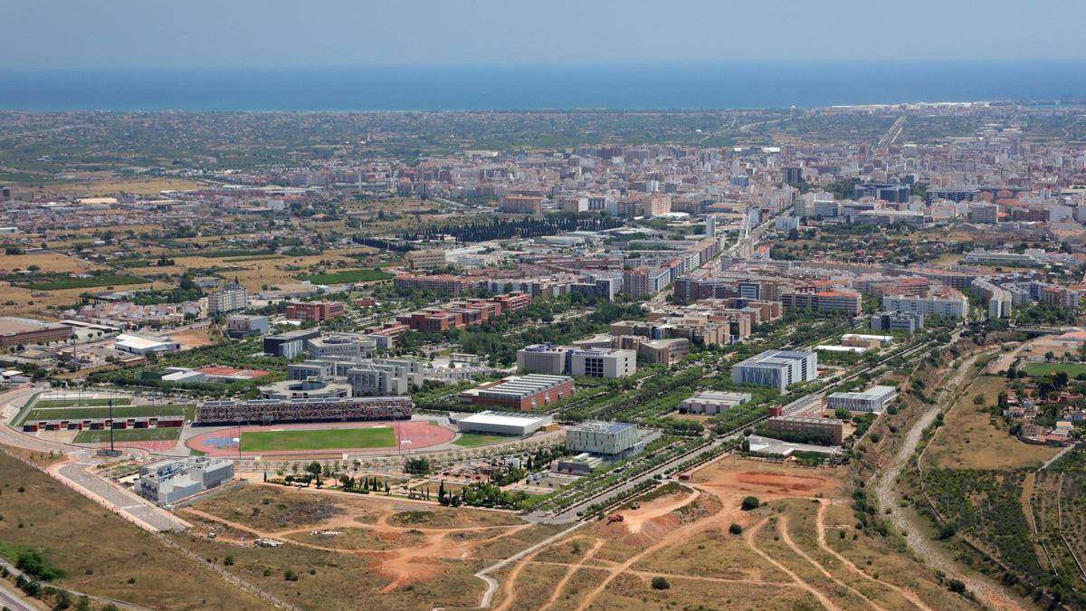 Vista aérea del espacio donde se alzará el nuevo edificio, próximo al futuro acceso a la UJI por el oeste