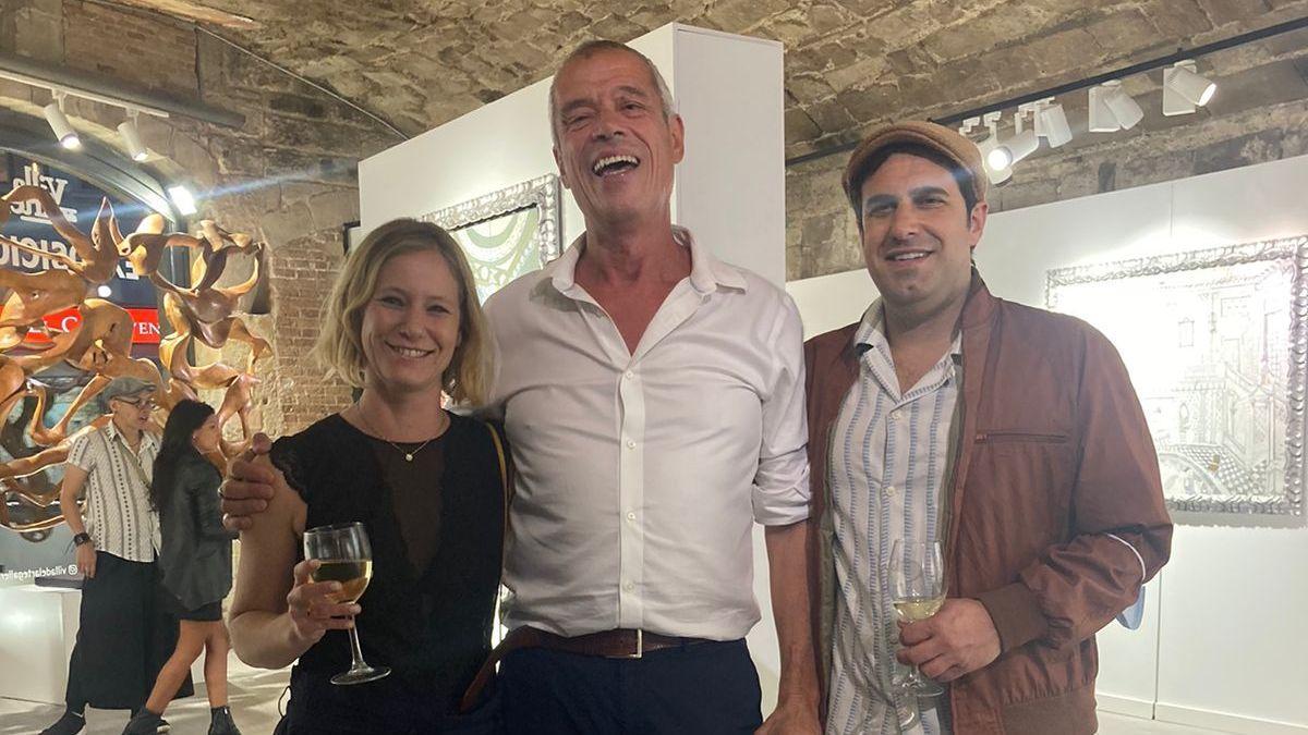 El galerista Bert Van Zetten (centro), en la exposición con Francisca Ahlers y su marido, Pablo.