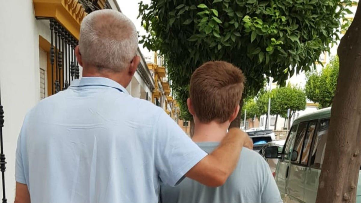 José Carlos Mélida pasea por Huelva junto a su hijo, que sufre autismo.