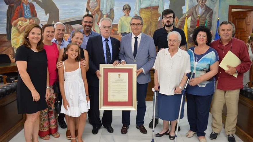 El alcalde, con los familiares de José Marfil.