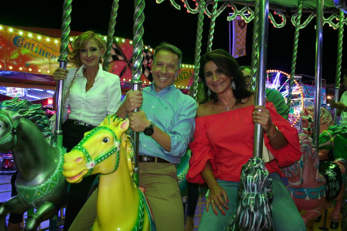 Los ediles populares Belén Pérez, Fulgencio Gil y Mayte Martínez, en los ‘caballitos’ durante la inauguración del ferial.