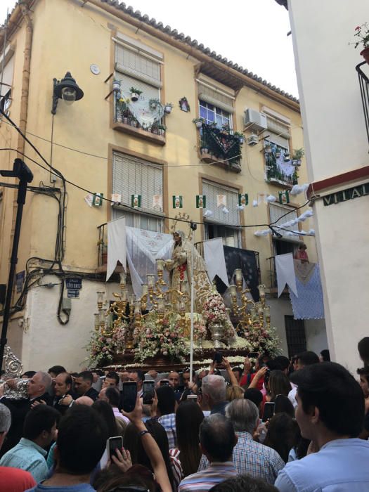 La cofradía del Rocío celebra estos días las vísperas de la solemnidad de Pentecostés y lo ha hecho este sábado con una procesión que ha comenzado a las 18.30 horas desde la casa hermandad