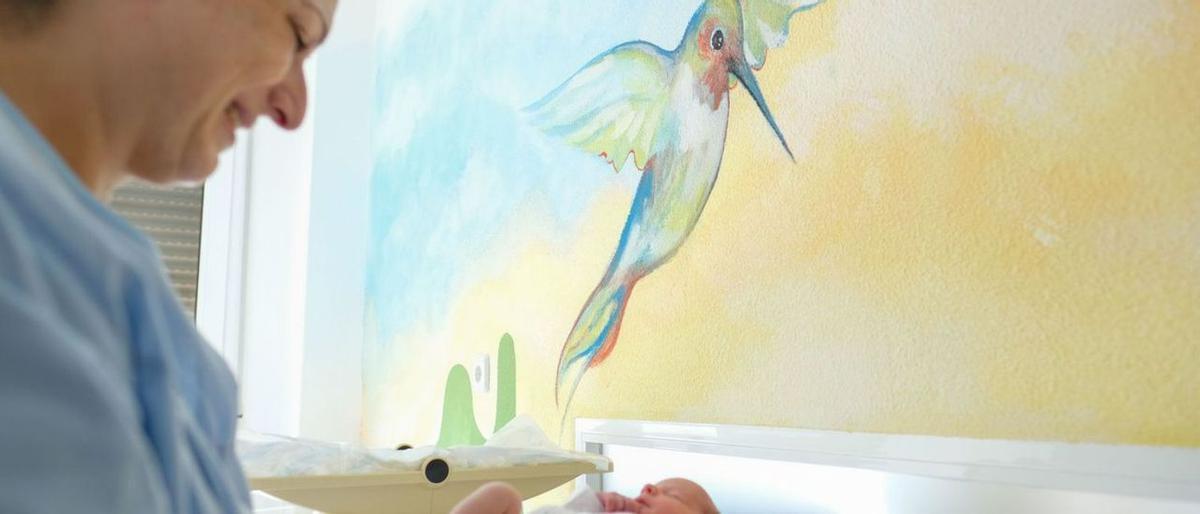 Una madre con su recién nacido en un hospital de la Comunitat Valenciana.