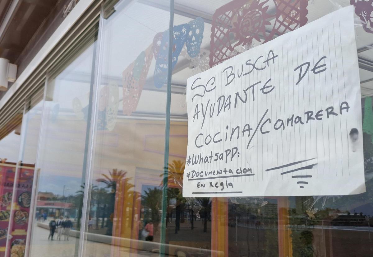 Carteles de &quot;se busca...&quot;: la hostelería reclama mano de obra