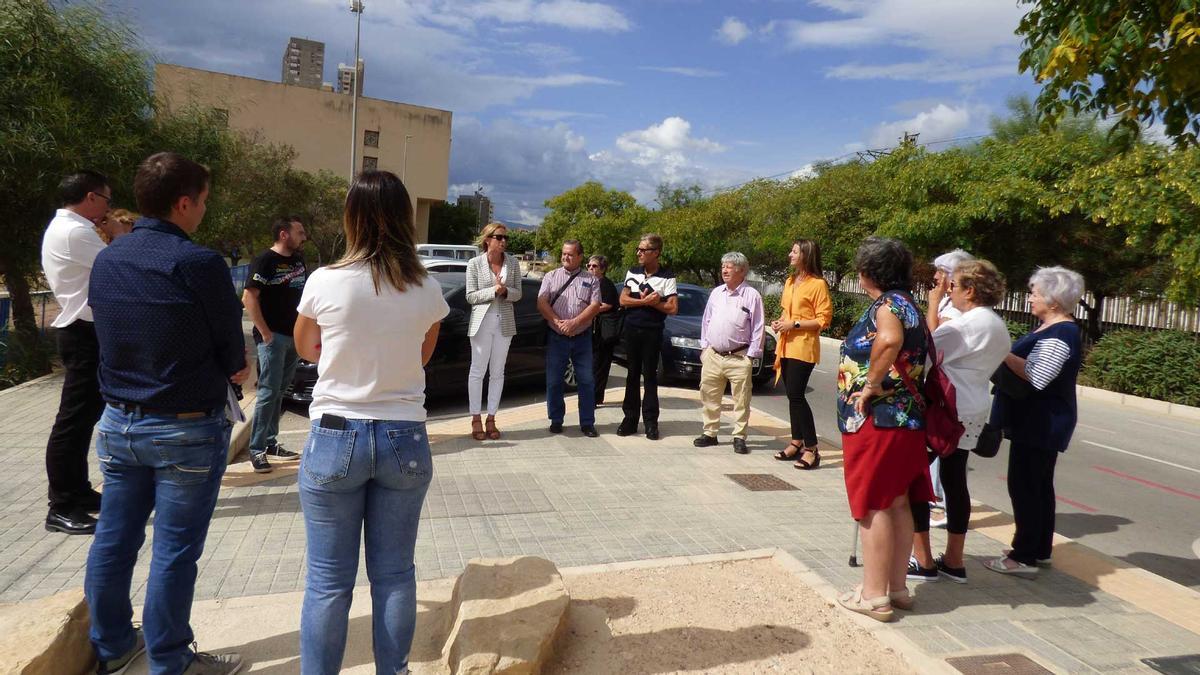 La reunión mantenida en la zona donde se llevarán a cabo las obras en Benidorm.