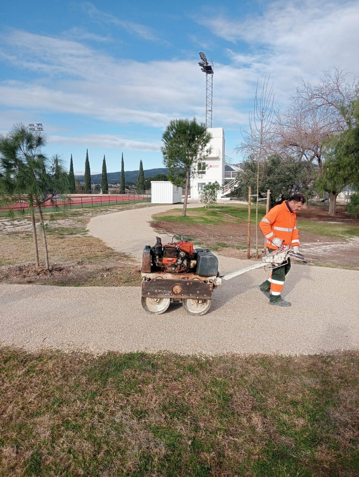 Un operario realiza labores de mejora en el polideportivo de Ontinyent.