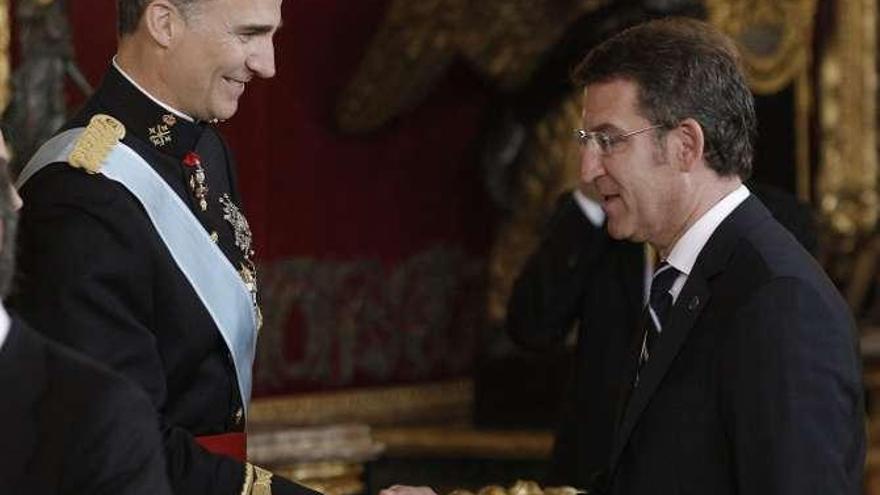 El Rey saludo al presidente de la Xunta, Núñez Feijóo.