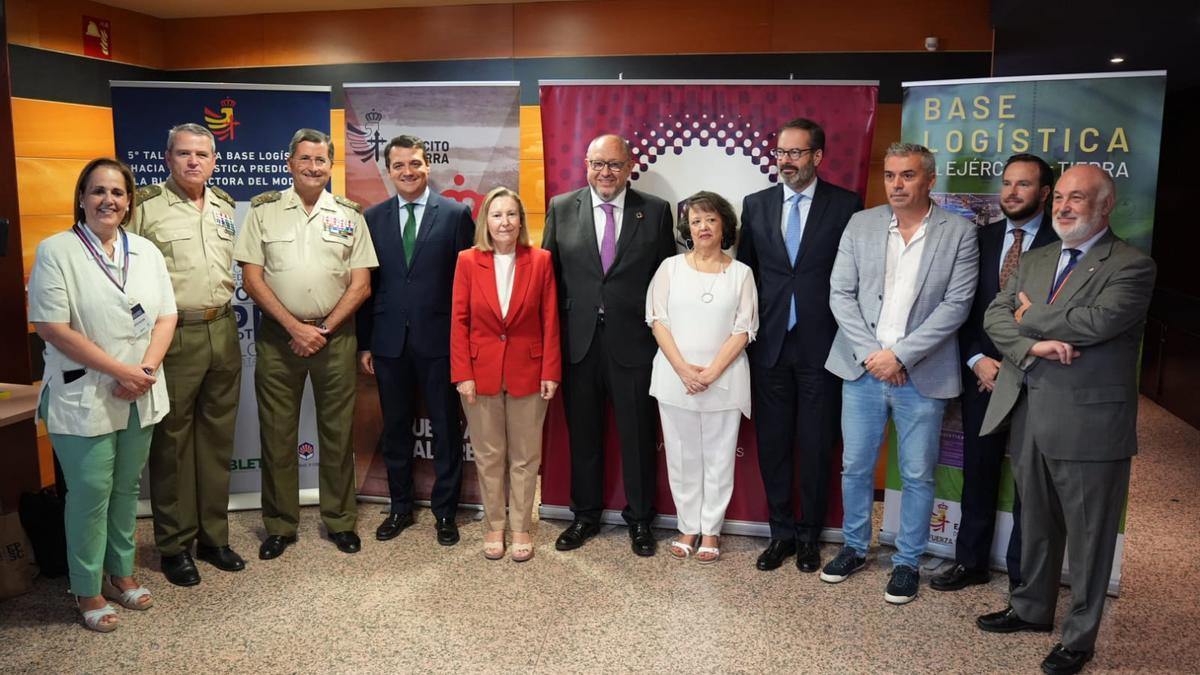 Autoridades presentes en el quinto taller de la Base Logística del Ejército de Tierra en Córdoba, este martes.