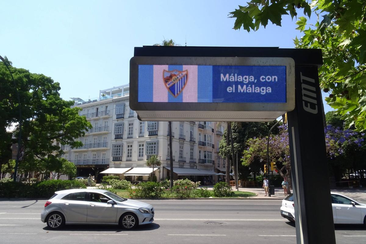 Miles de malagueños muestran su apoyo al Málaga con banderas, camisetas o bufandas blanquiazules. Miles de malagueños muestran su apoyo al Málaga con banderas, camisetas o bufandas blanquiazules.