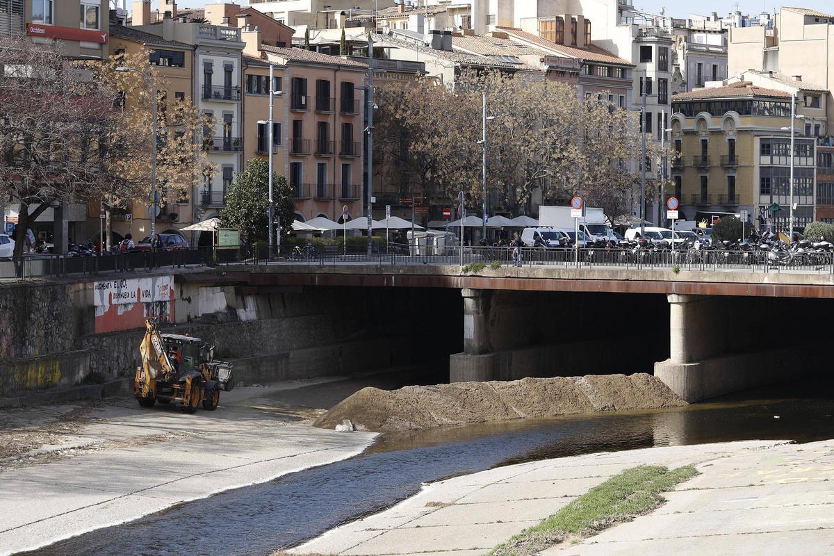 Una excavadora elevant els sediments, fa una setmanes.