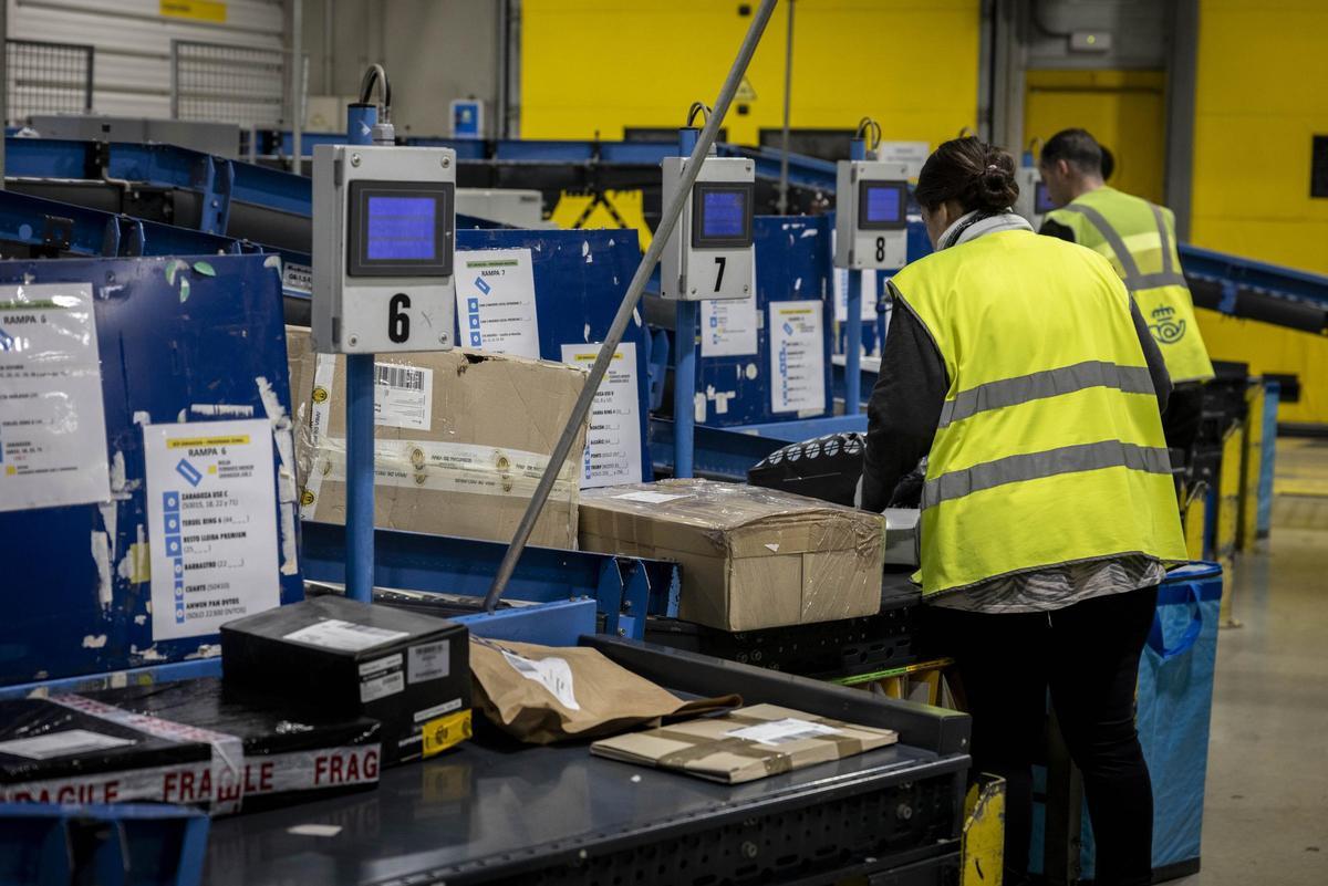 Dos trabajadores en el CTA de Correos de Zaragoza, esta semana.